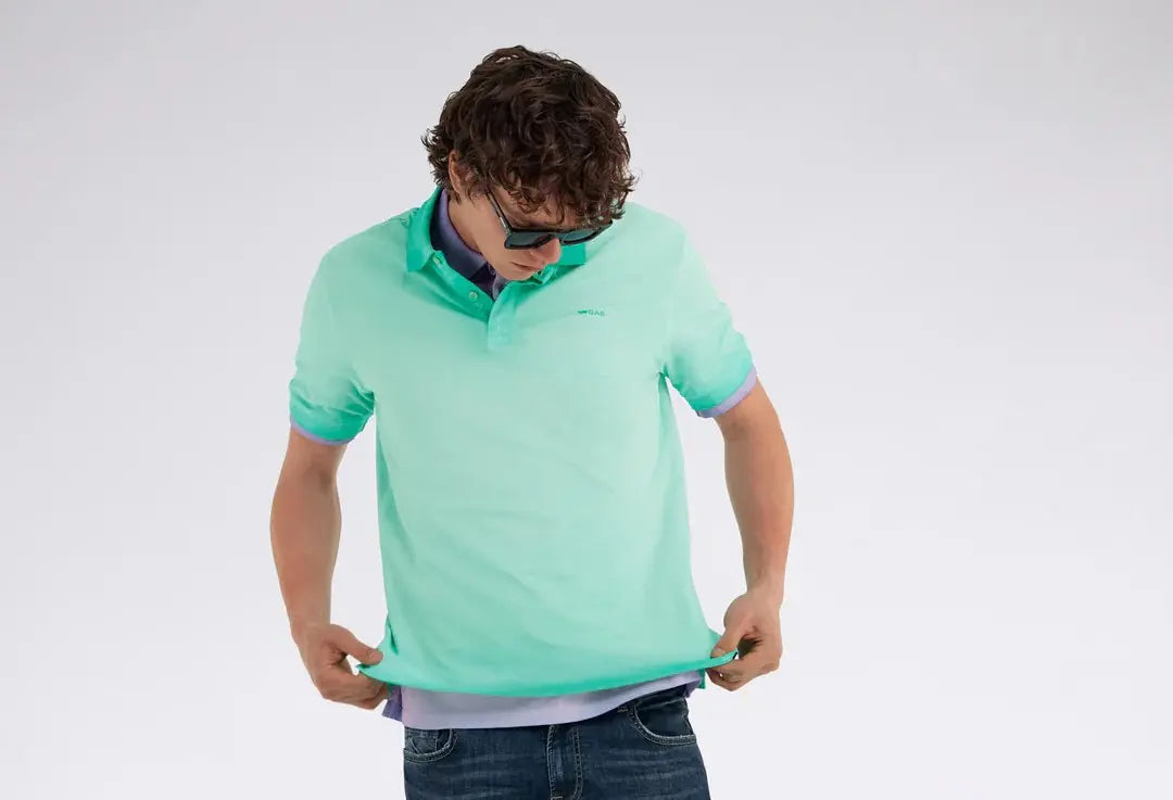 primo piano busto di una ragazzo che indossa una t-shirt