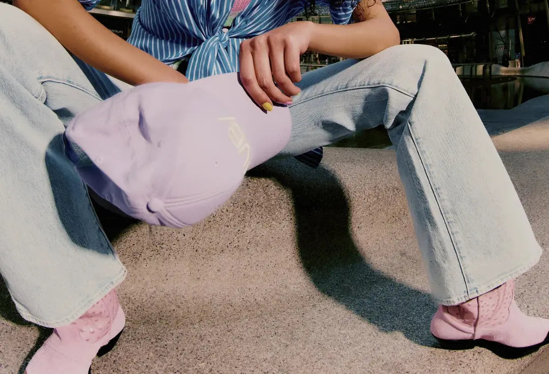 donna con jeans lunghi seduta su un gradino