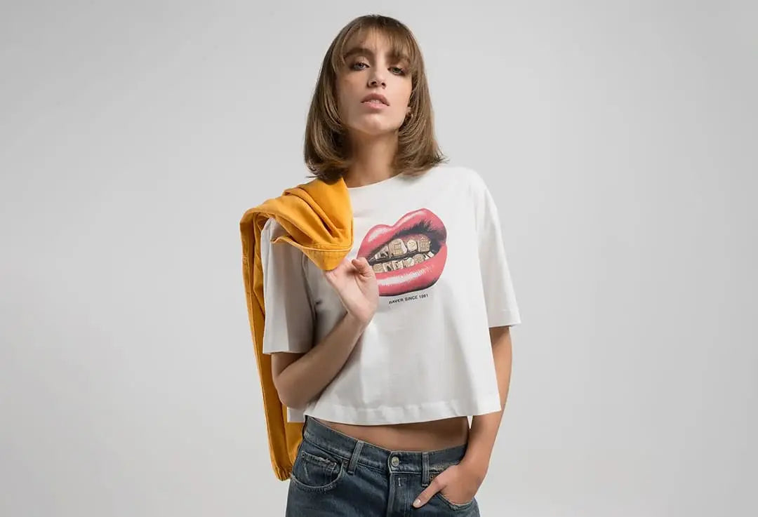 Ragazza con t-shirt bianca e camicia sulla spalla