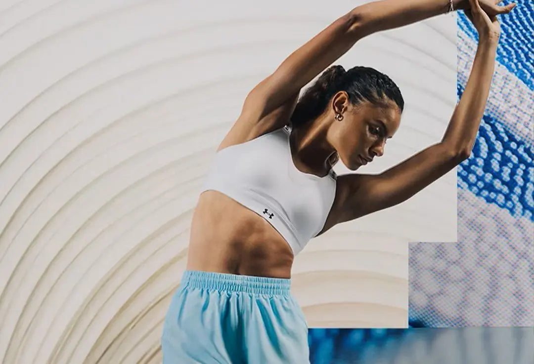 ragazza che fa stretching vestita con un top sportivo