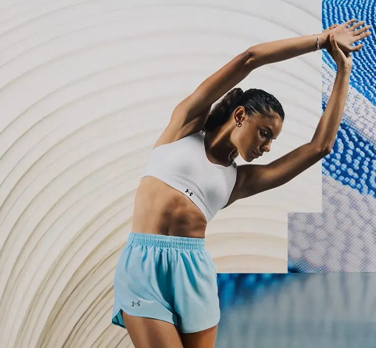 ragazza che fa stretching con indosso un top sportivo