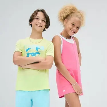 primo piano di due bambini dalla vita in su vestiti sportivi