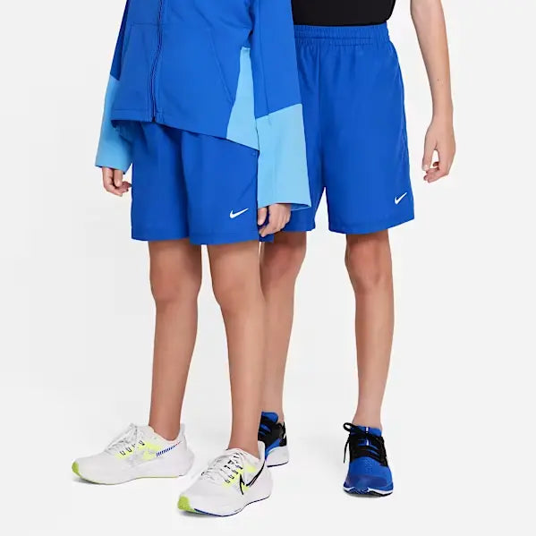 primo piano gambe di due bambini vestiti sportivi