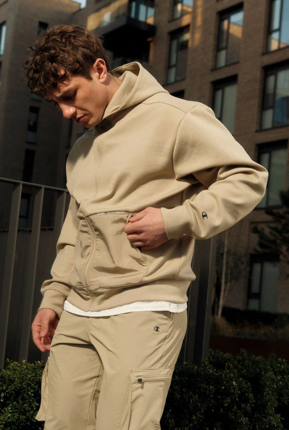 primo piano ragazzo con una felpa di colore beige