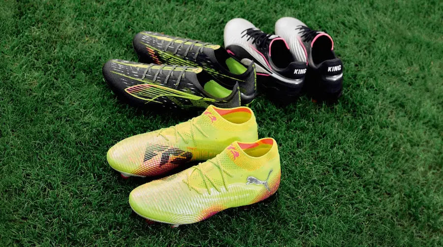 tre scarpe da calcio sull'erba