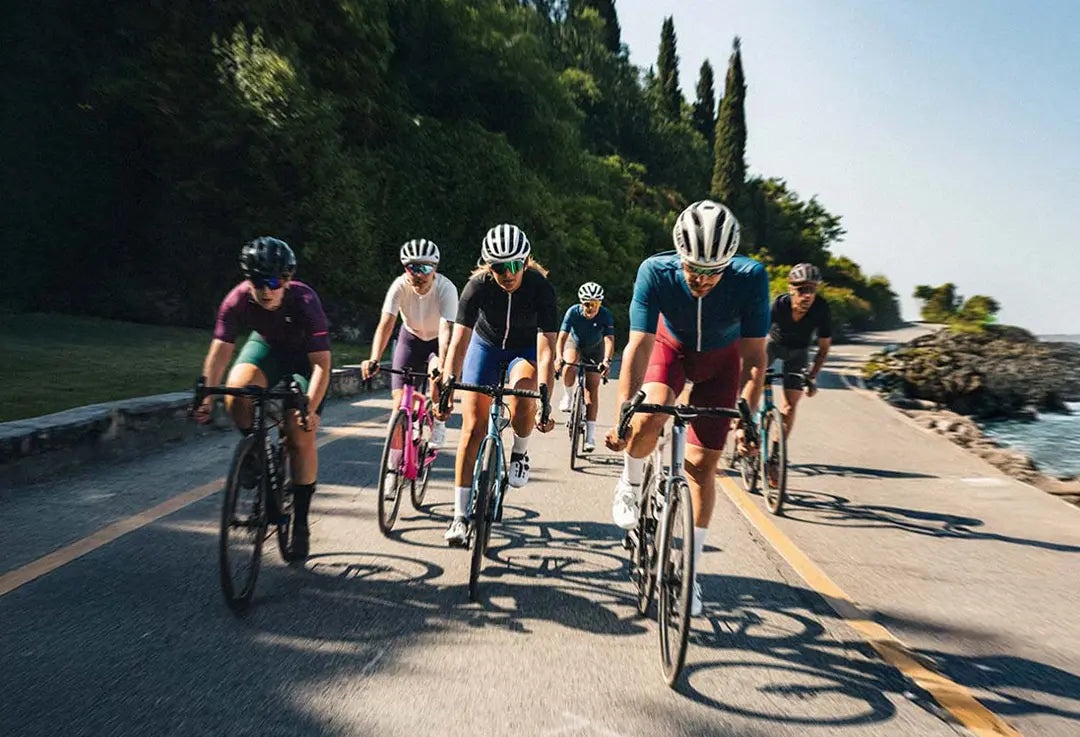 Gruppo di ciclisti in strada