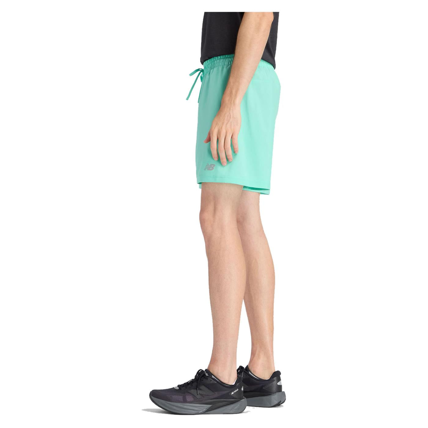 NEW BALANCE RUN ESSENTIALS SHORT 5IN - Verde - vista 3