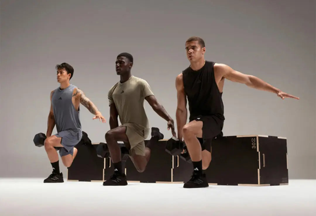Uomini che fanno esercizi con abbigliamento da palestra