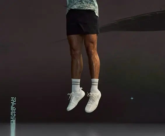 primo piano scarpe sportive di un uomo che salta 