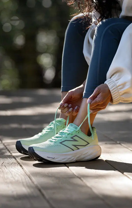 primo piano di una ragazza che si allaccia le scarpe
