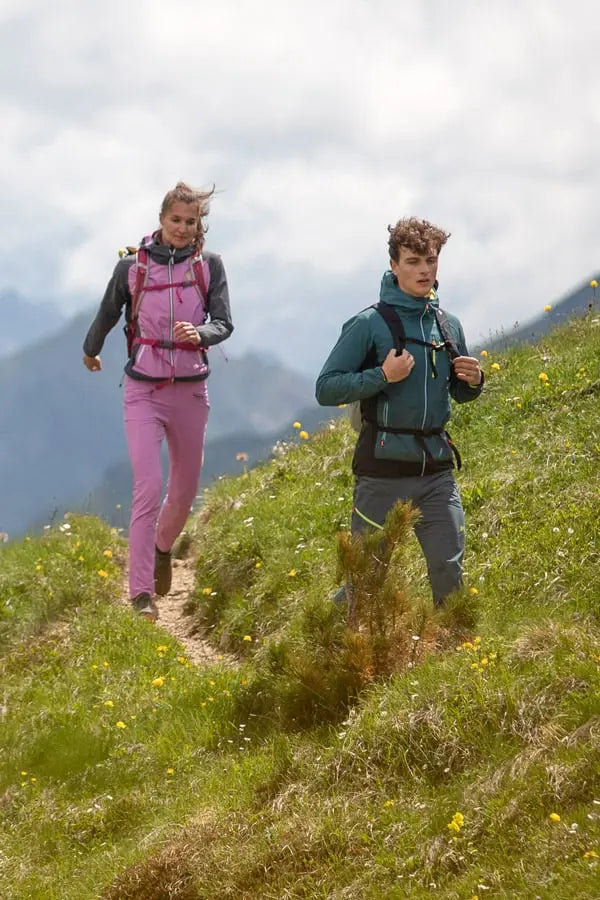 uomo e donna che camminano in un sentiero di montagna