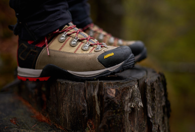 primo piano scarpe da trekking