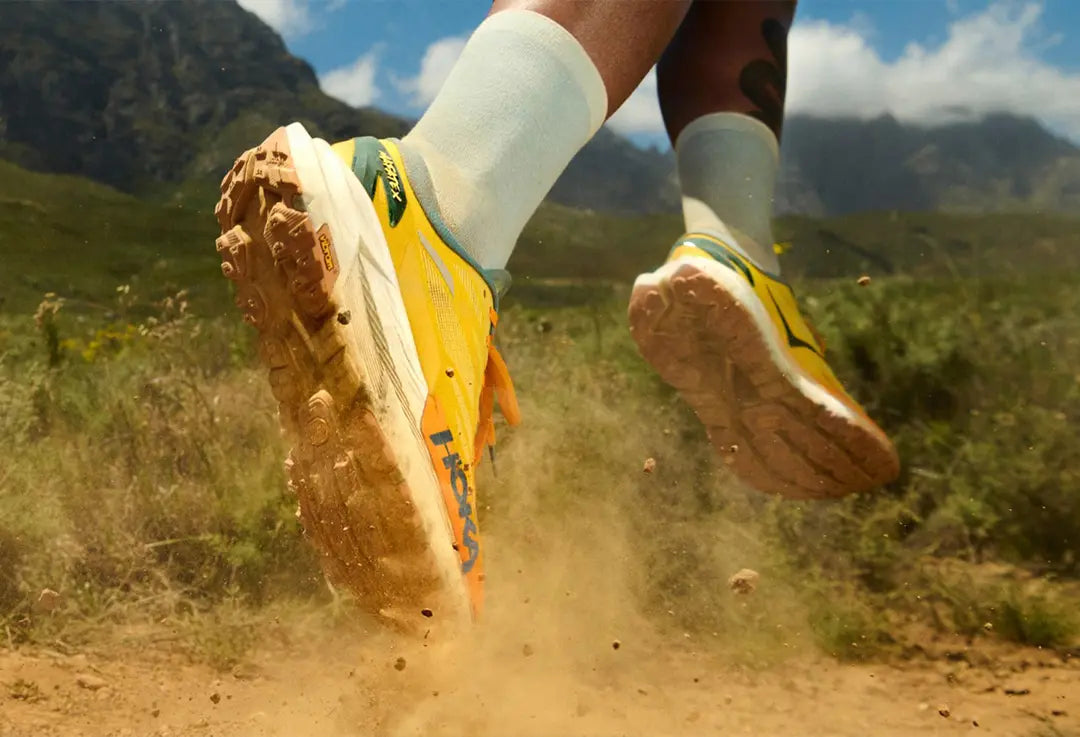 primo piano delle scarpe di un ragazzo che sta facendo trail