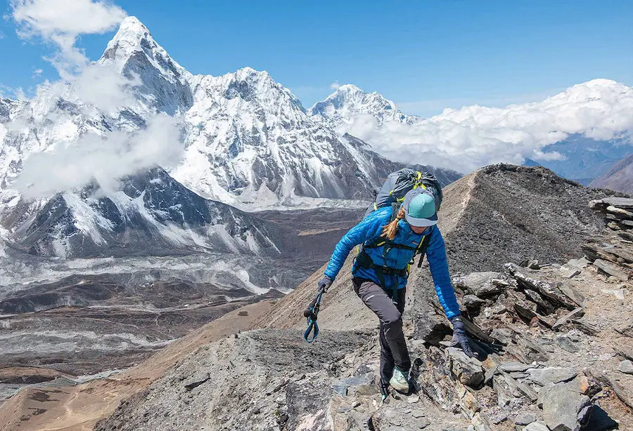 Donna che cammina nella cresta di una montagna